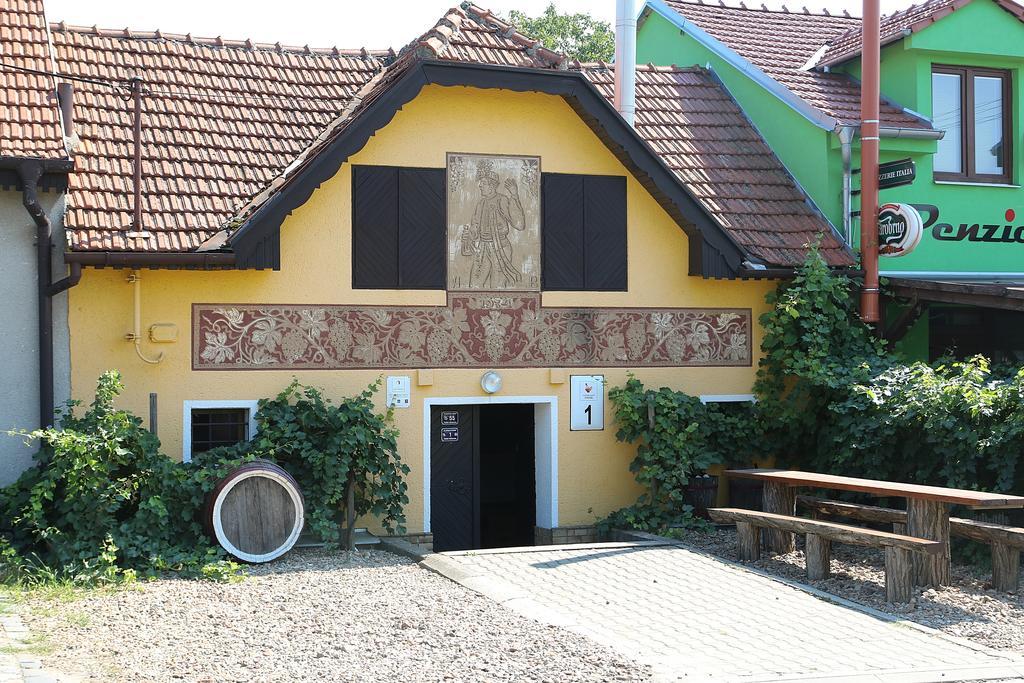Penzion A Restaurace U Hroznu Velke Bilovice Exterior photo