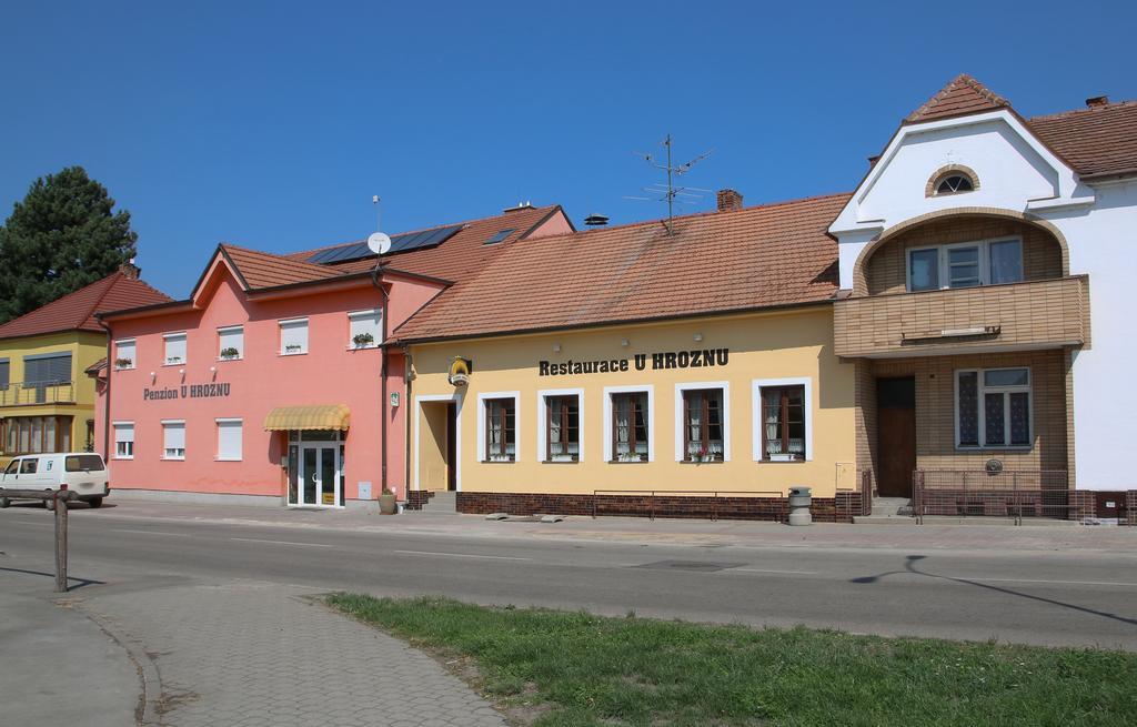 Penzion A Restaurace U Hroznu Velke Bilovice Exterior photo